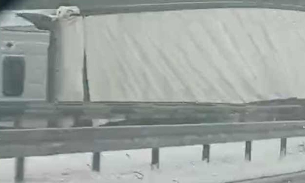 Prevrnuti kamion na autocesti A3