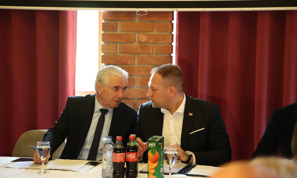 Ministar poljoprivrede David Vlajčić (desno) na hitnom sastanku oko afričke svinjske kuge u Zlatnoj Gredi