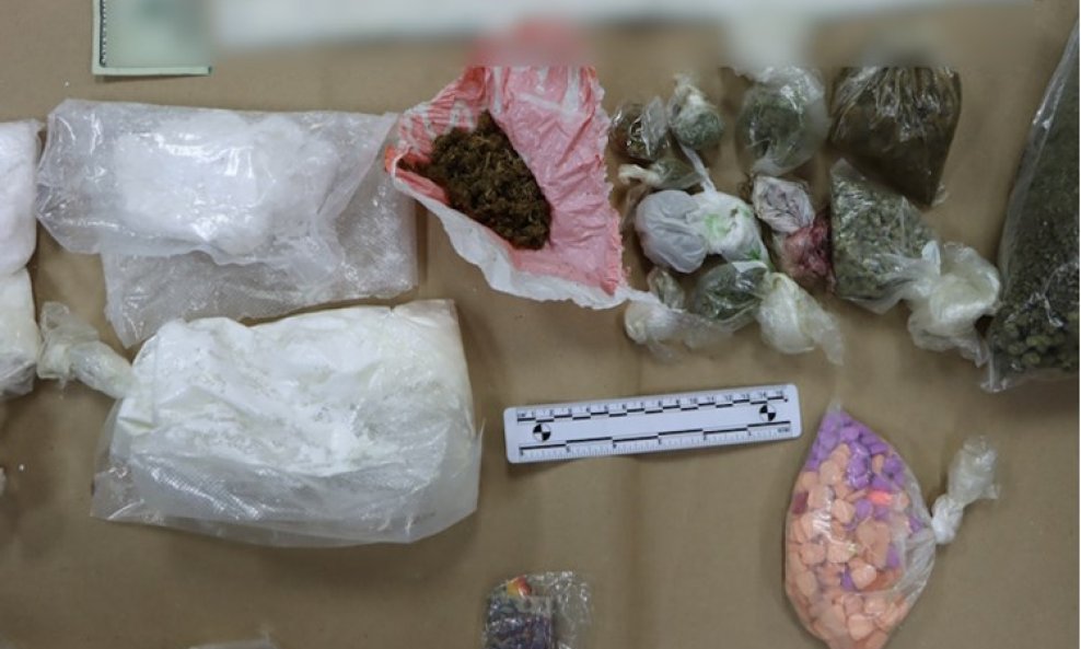 Policija je u stanu našla raznu drogu