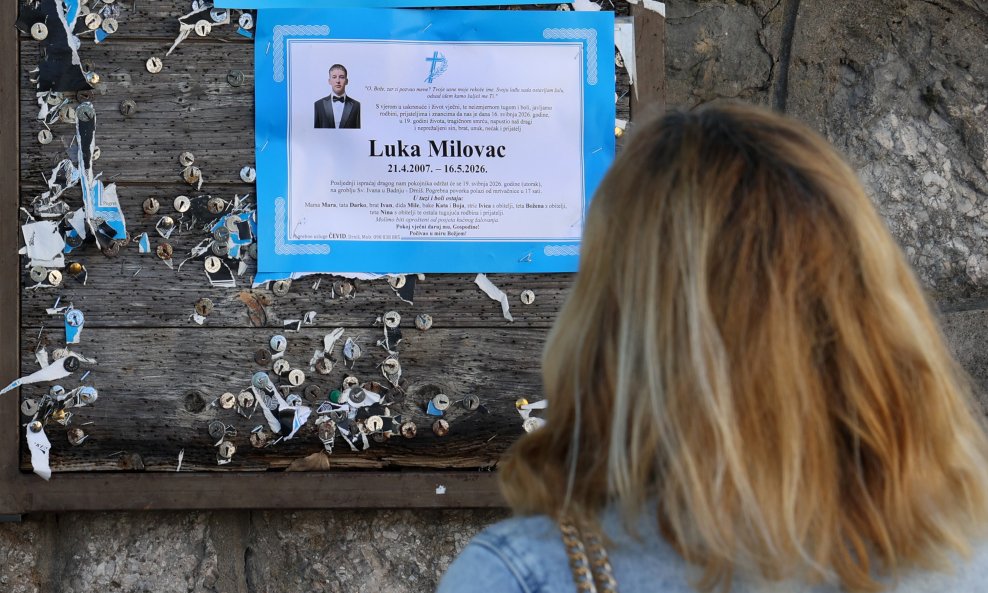 Građani pale lampione za ubijenog maturanta