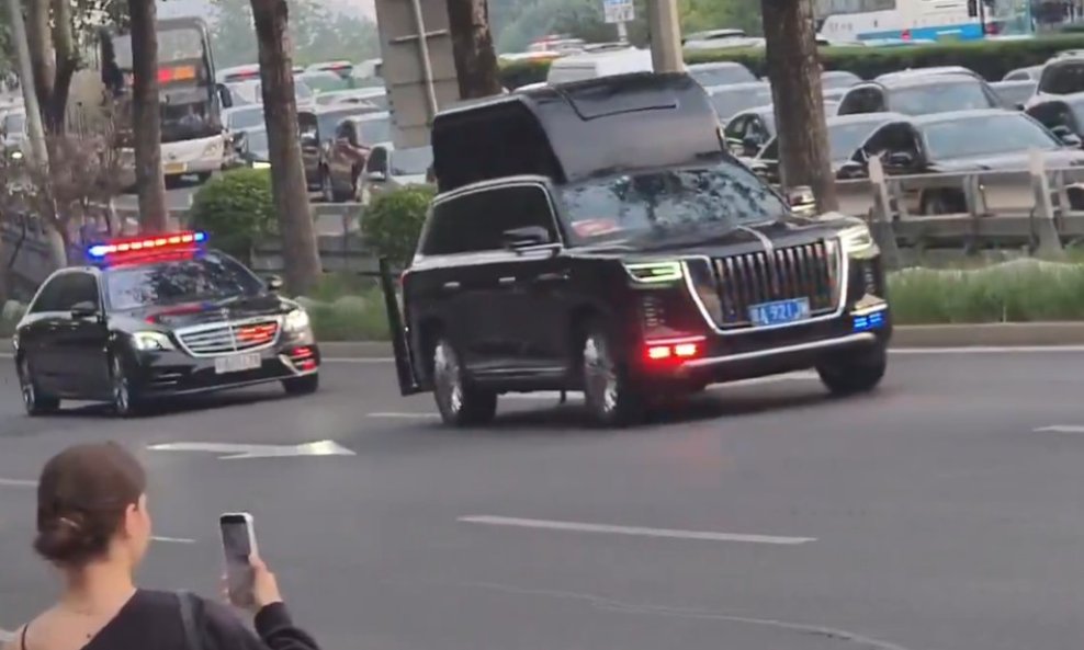 Neobični SUV u Trumpovoj koloni