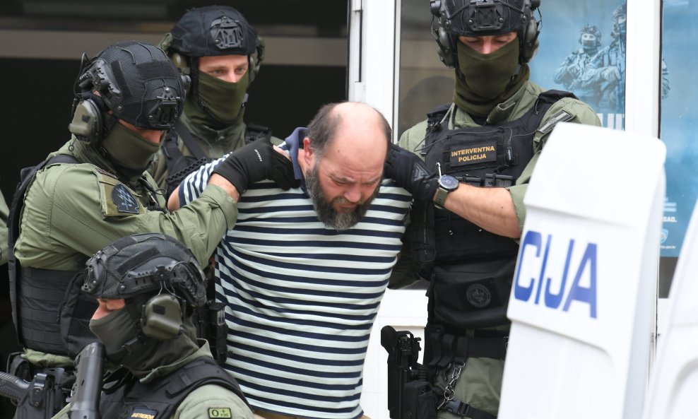 Policija odvodi Kristijana Aleksića na saslušanje u DORH