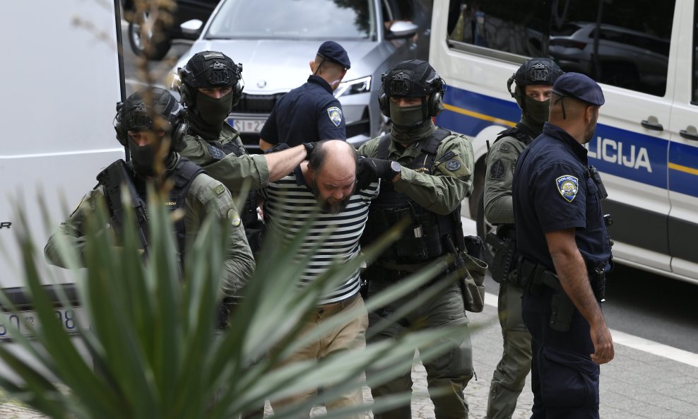 Policija odvodi Kristijana Aleksića na saslušanje u DORH