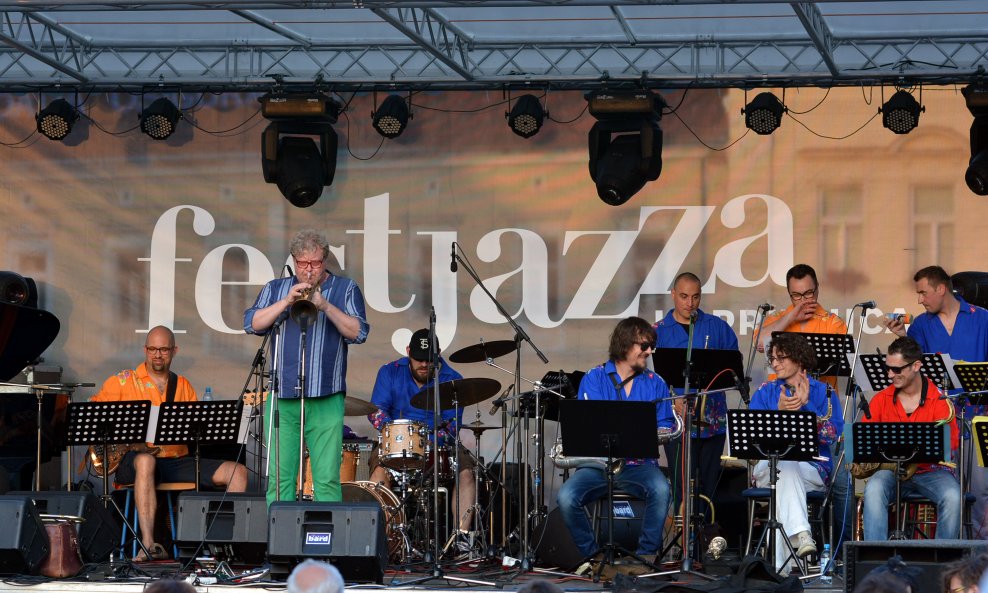Nastup švedskog glazbenika Lassea Lindgrena s orkestrom Big Constellation na koprivničkom Fest Jazzu 2016. godine