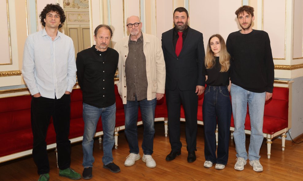 Božo Župić, Siniša Popović, redatelj Patrik Sečen i glumci Trpimir Jurkić i Stipe Jelaska na press konferenciji povodom predstave 'Susret'