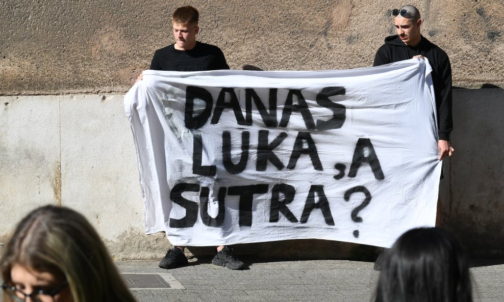 Šibenski maturanti okupili su se ispred suda u spomen na ubijenog Luku Milovca, ali i u znak prosvjeda zbog tromosti pravosudnog sustava
