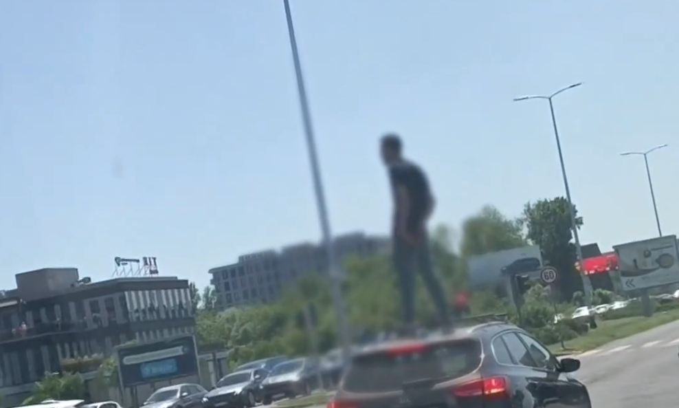 Muškarac skakao po automobilima