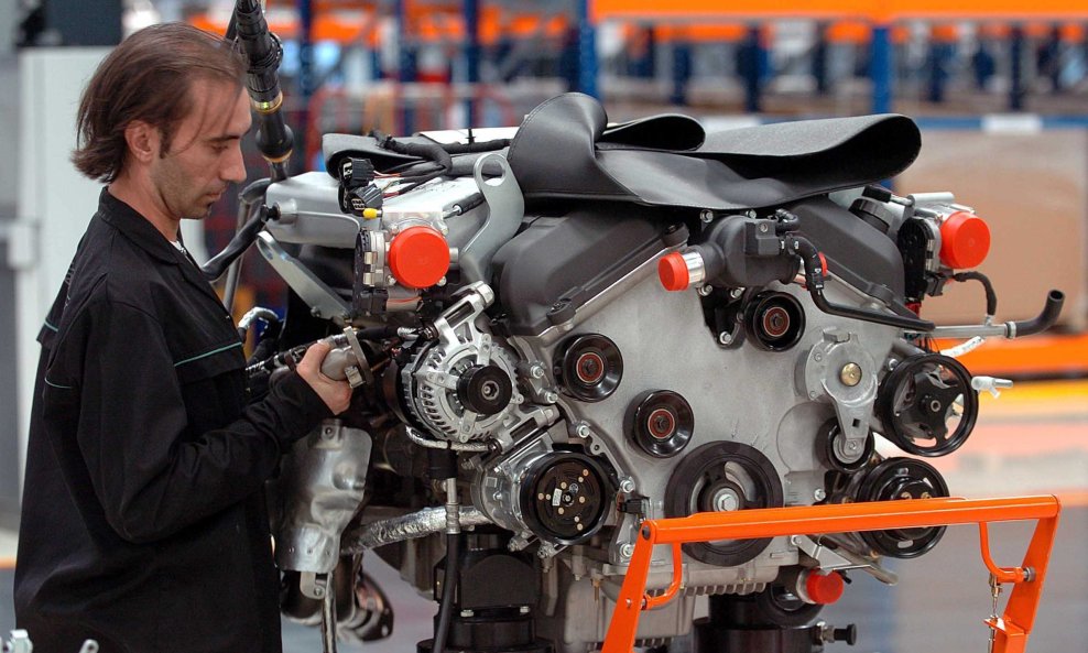 V12 motor (ilustracija)