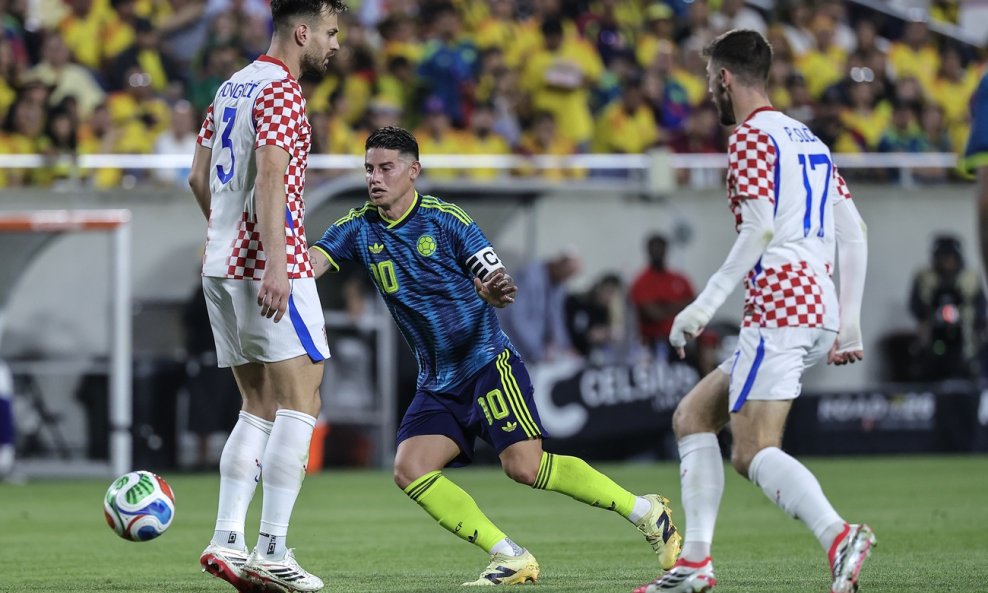 James Rodriguez (između Pongračića i Sučića)