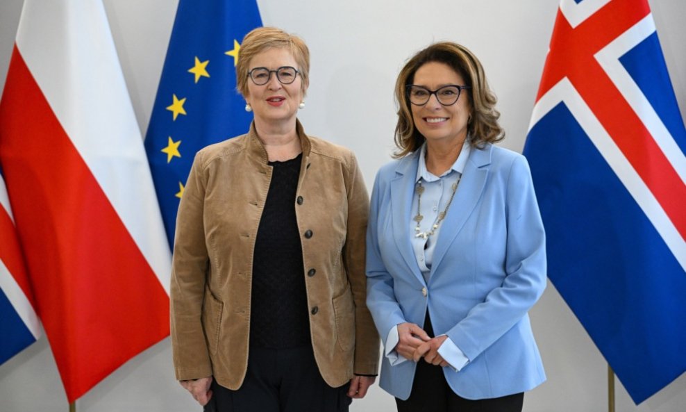 Predsjednica poljskog parlamenta Malgorzata Kidawa-Blonska (desno) sa predsjednicom islandskog parlamentaThorunn Sveinbjarnardottir (lijevo)