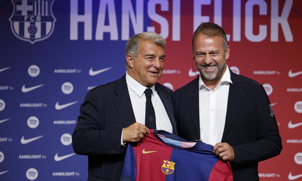 Barcelonin predsjednik Joan Laporta (L) i trener Hansi Flick