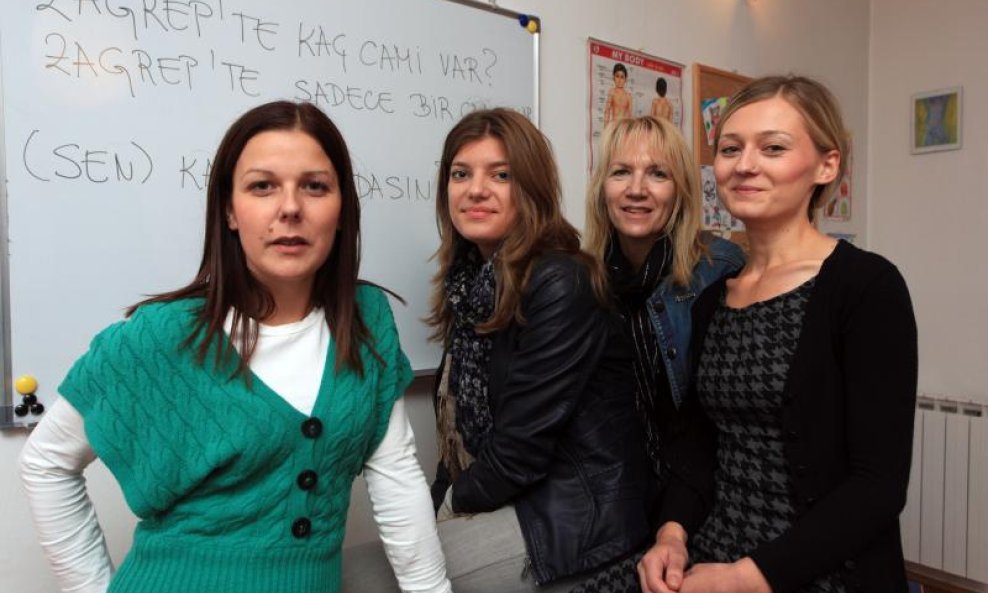 Profesorica turskog Petra Račić s polaznicama u zagrebačkoj Martićevoj ulici