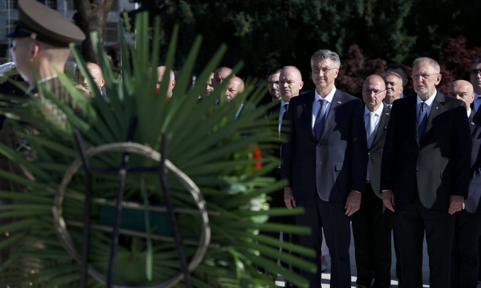 Zagreb: Andrej Plenković i članovi Vlade položili vijence u znak obilježavanja Dana državnosti