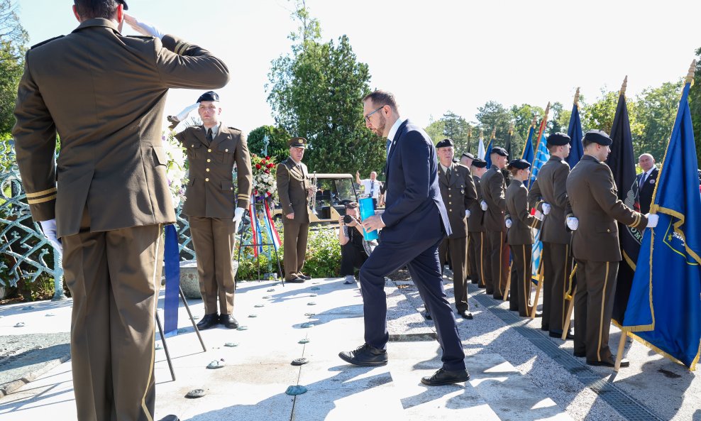 Tomislav Tomašević na Gradskom groblju Mirogoj položio vijence na Središnji križ