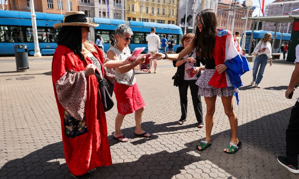 Zagreb: HDZ na Trgu organizirao dijeljenje hrvatskih zastava građanima