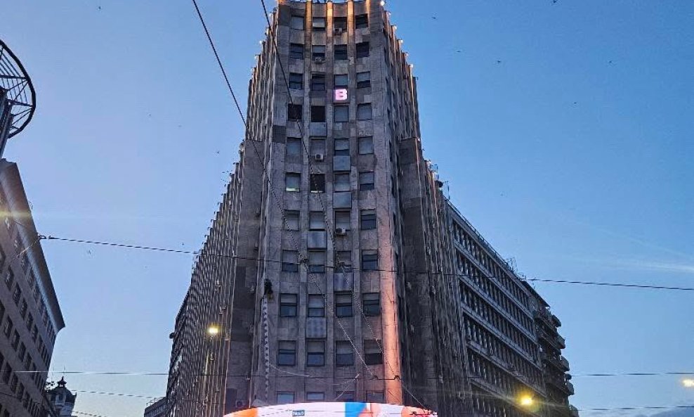 Palača Albanija bez transparenta