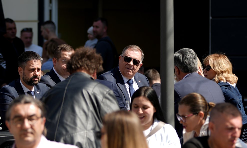 Milorad Dodik sa suradnicima u travnju u kafiću uoči dolaska Donalda Trumpa Jr. u Banja Luku