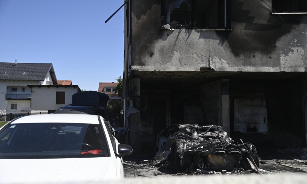 Požar u Velikoj Gorici, izgorjelo nekoliko automobila, oštećena fasada stambene zgrade