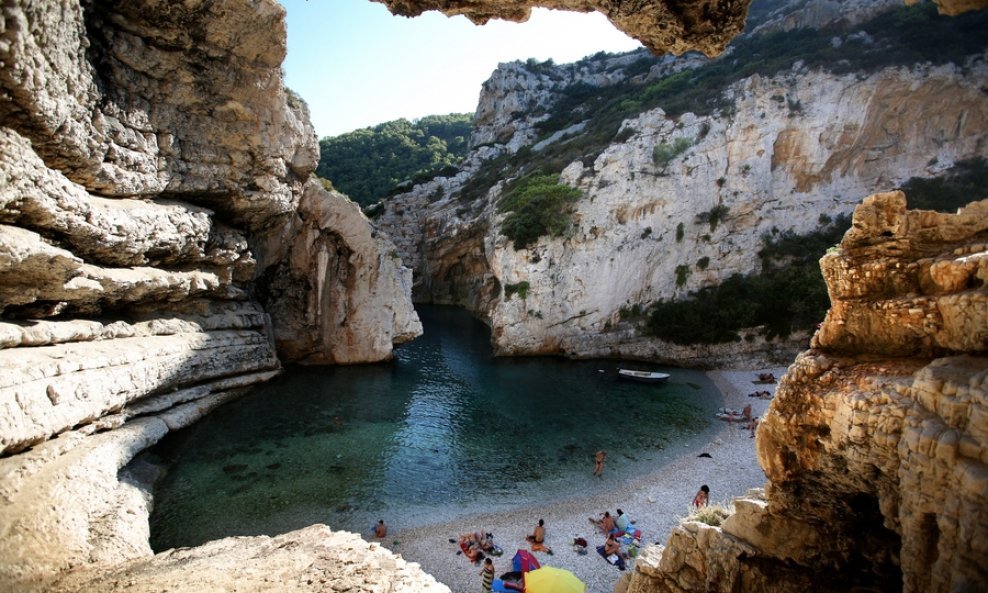 Plaža Stiniva, otok Vis 2