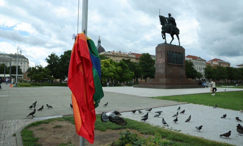 Skinuta LGBTQ+ zastava na Trgu kralja Tomislava