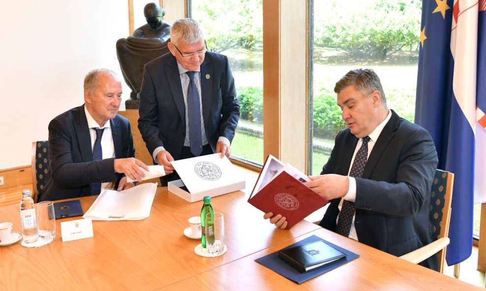 Predsjednik Milanović s vodstvom Viteškog alkarskog društva Sinj