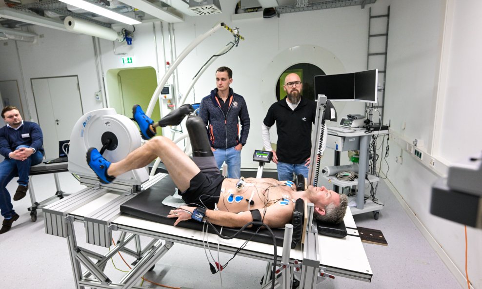 John McFall testira protezu u mikrogravitaciji