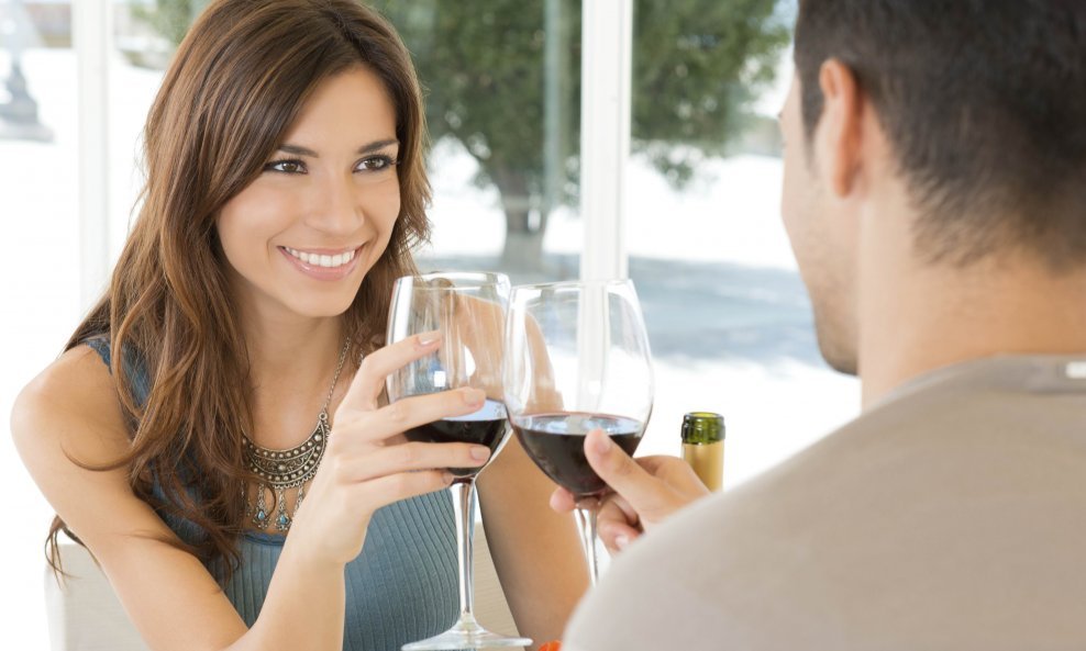 spoj ljubav izlazak vino