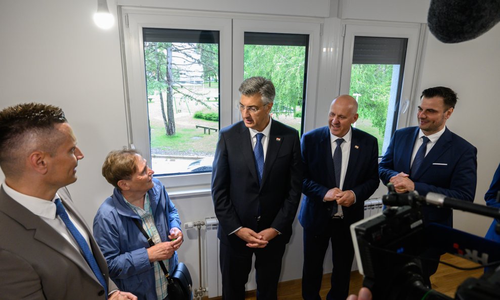 Andrej Plenković u Sisku podijelio ključeve stanarima obnovljene zgrade
