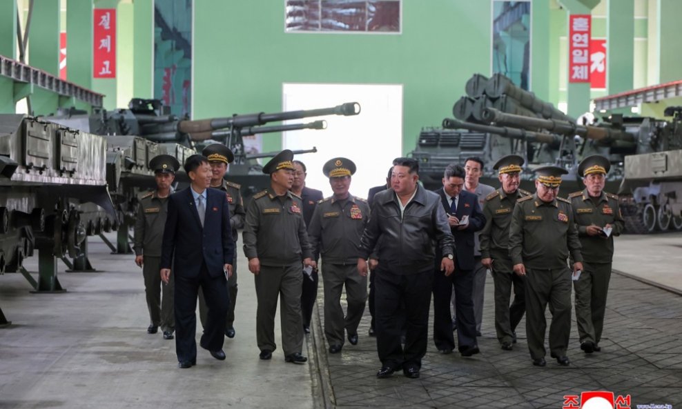 Kim Jong Un u posjetu tvornici oružja (ilustracija)