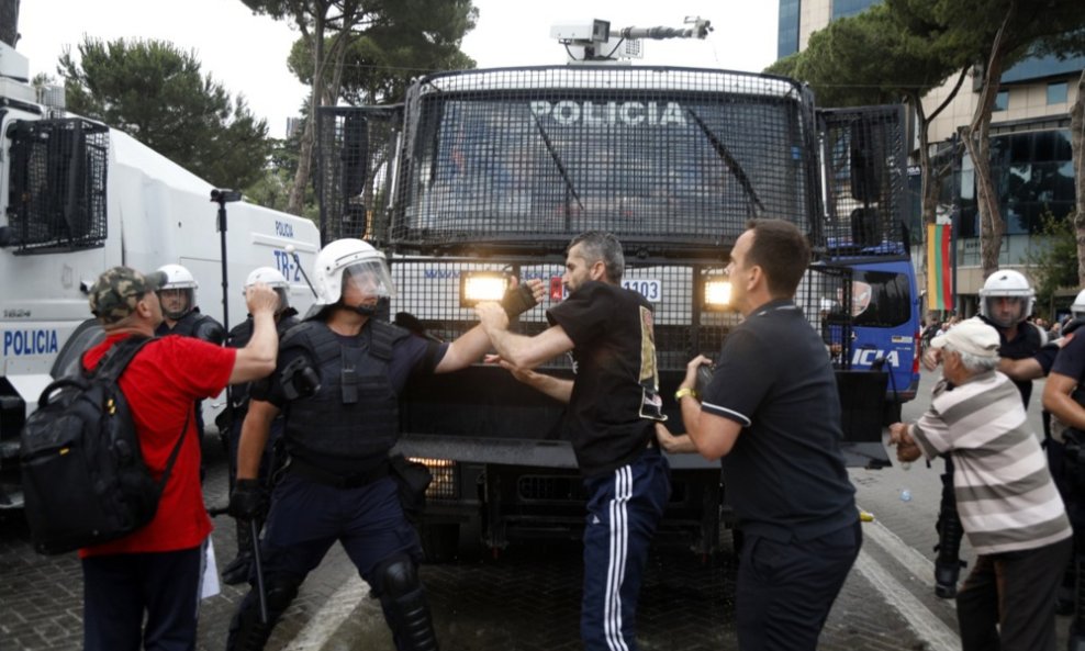 Sukob policije i prosvjednika u Tirani zbog projekta Trumpovog zeta
