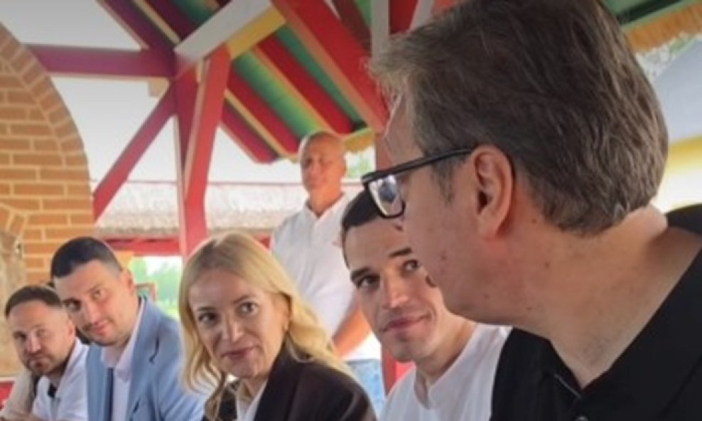 Vučić reže kulen mladim naprednjacima