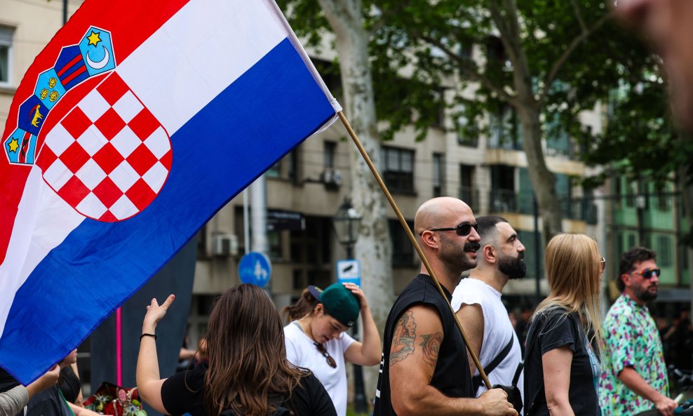 Sudionik parade s državnom zastavom Hrvatske - nije bio jedini
