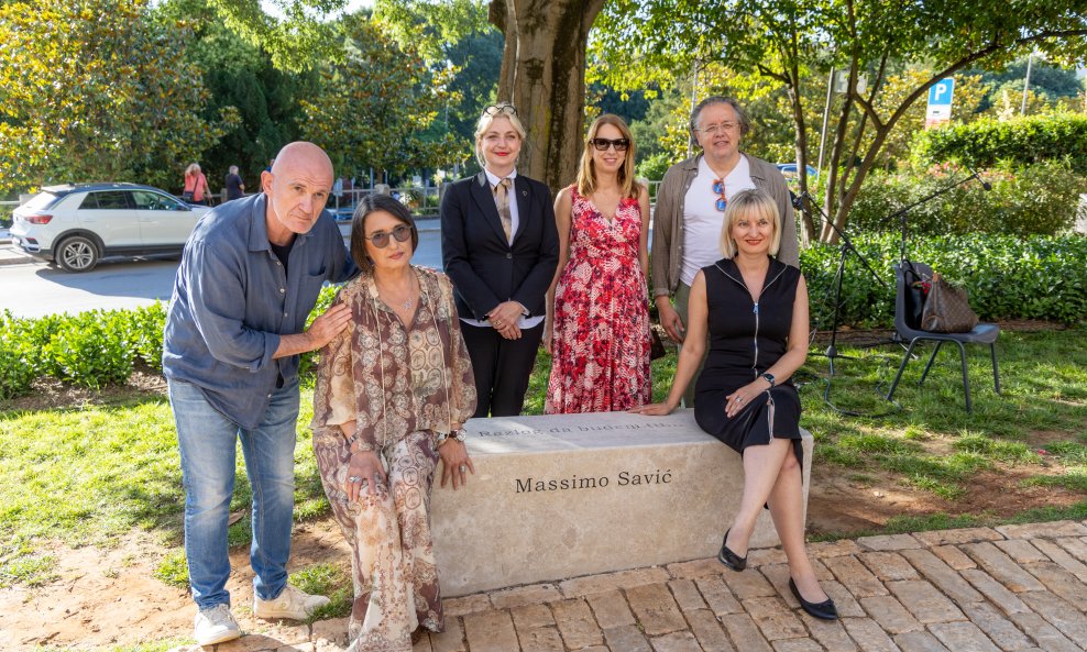 Na inauguraciji Massimove klupe bila je i pulska pročelnica za kulturu Paola Orlić