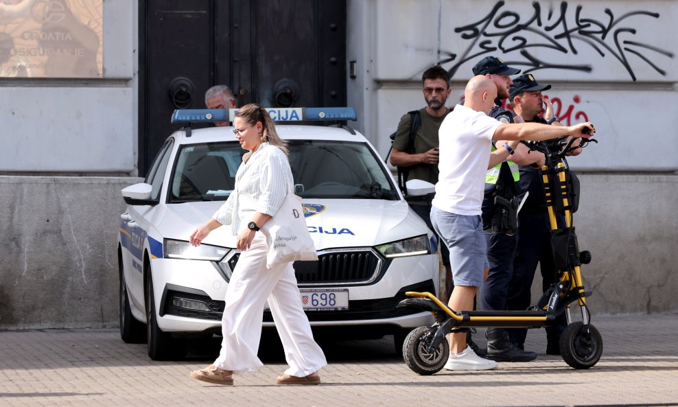 Policija kontrolira vozače romobila