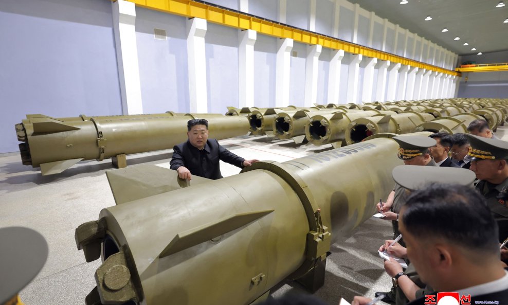 Kim Jong Un u inspekciji na tajnoj lokaciji.