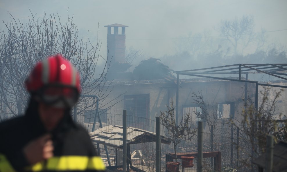 Požar u Rudinama zaprijetio je kućama