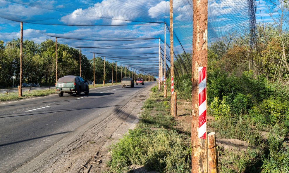 Antidronske mreže postavljene su na cestama u Ukrajini