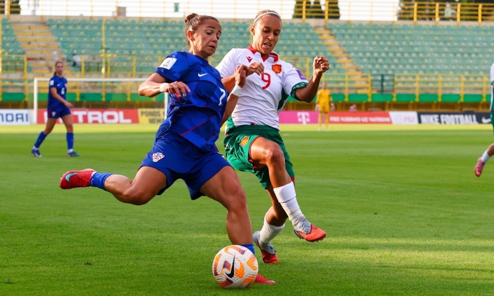 Petra Pezelj vs. Lora Petrova
