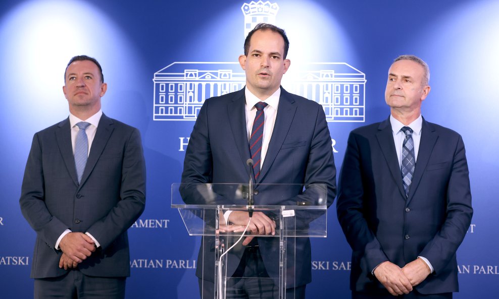 Predstavnici Kluba zastupnika HDZ-a: Ivan Malenica (u sredini)