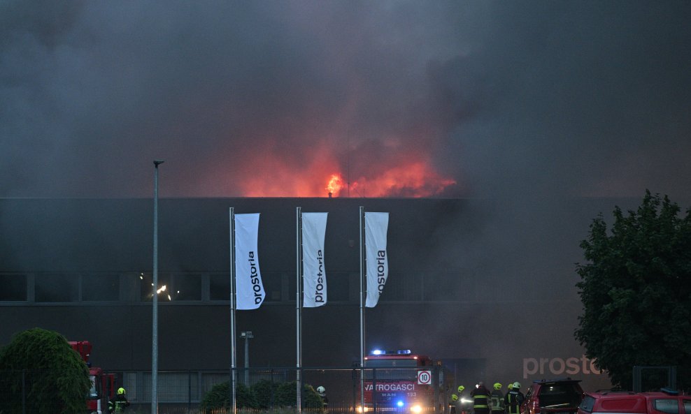 Razbuktavanje požara u Prostoriji
