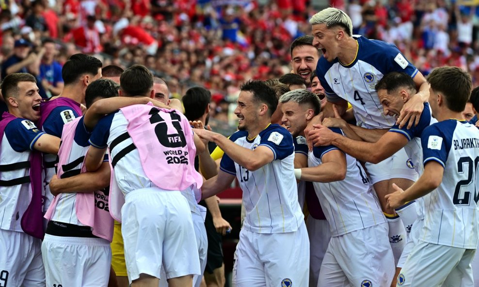 Slavlje igrača Bosne i Hercegovine nakon gola za 1:0
