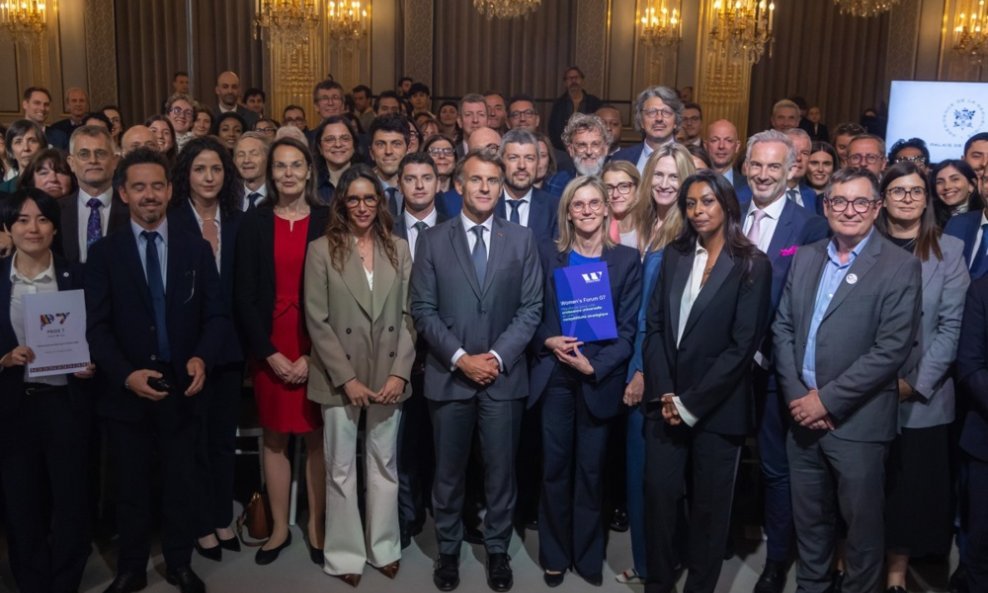 Emmanuel Macron s grupama iz G7 - Ilustracija