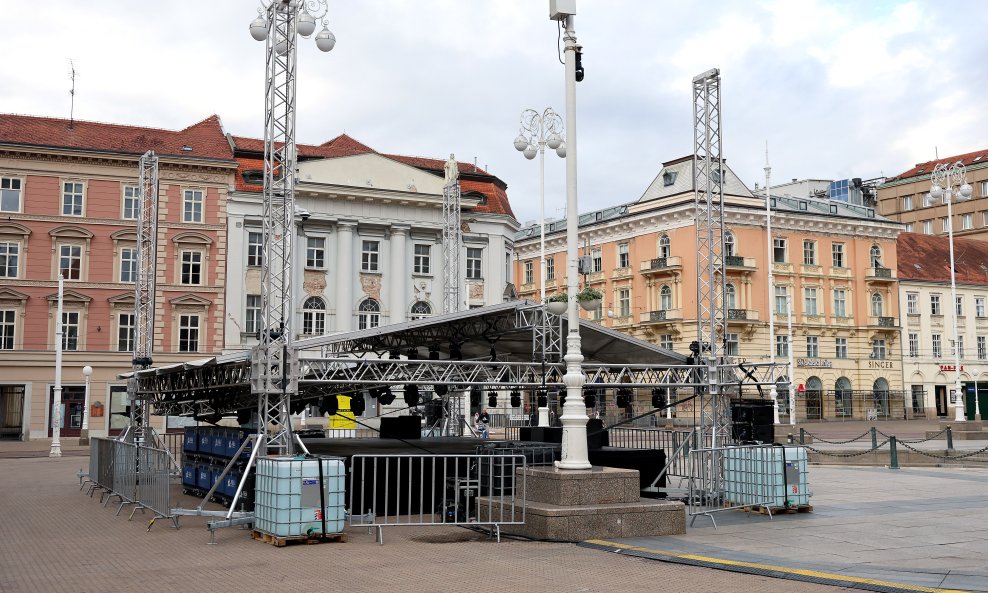 Na trgu bana Jelačića postavljena je pozornica