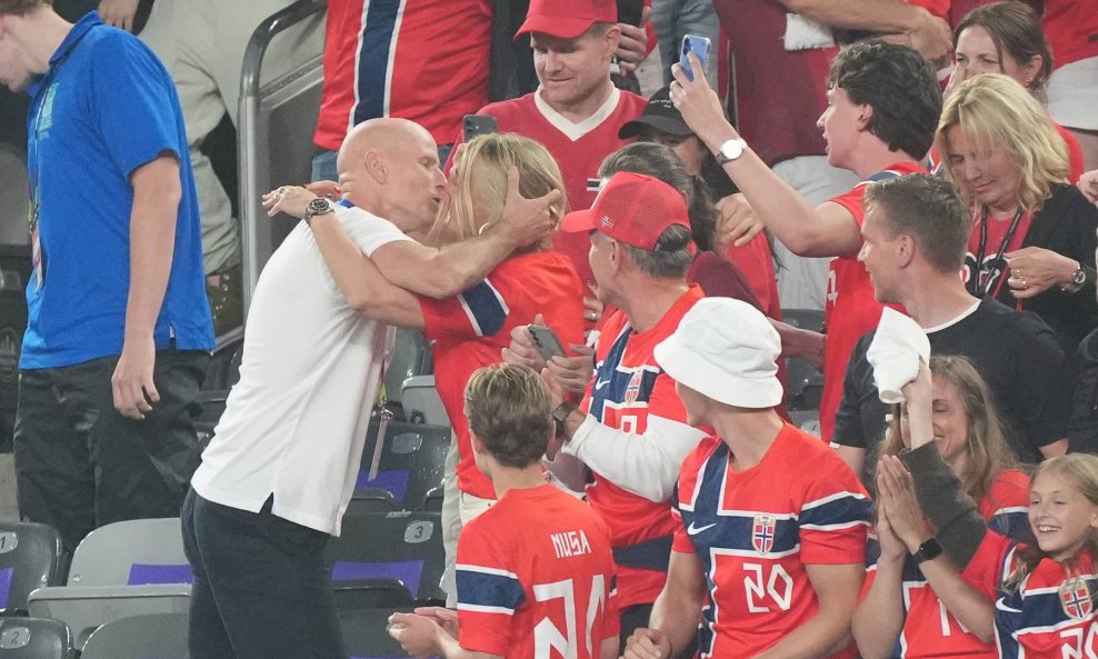 Stale Solbakken sa suprugom