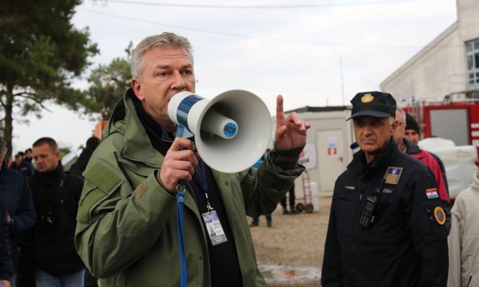 trani diplomati u obilasku prihvatnog centra kako bi se uvjerili u stanje s izbjeglicama. Photo: Marko Mrkonjic/PIXSELL