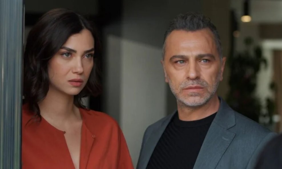 Serdar Orcin kao Džihan sa televizijskom suprugom Azrom u seriji 'Tajne prošlosti'