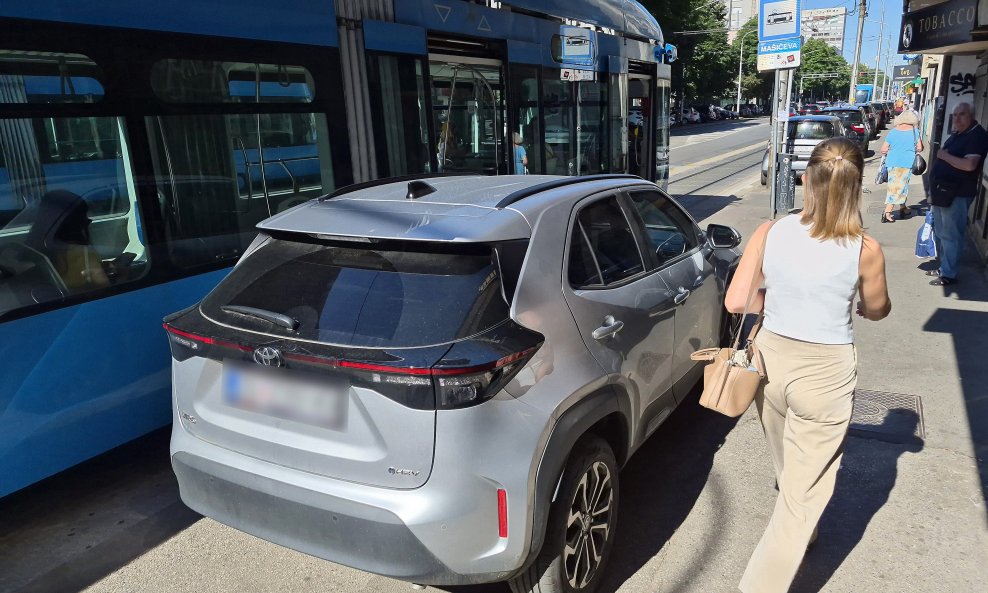 Automobil na tramvajskoj stanici