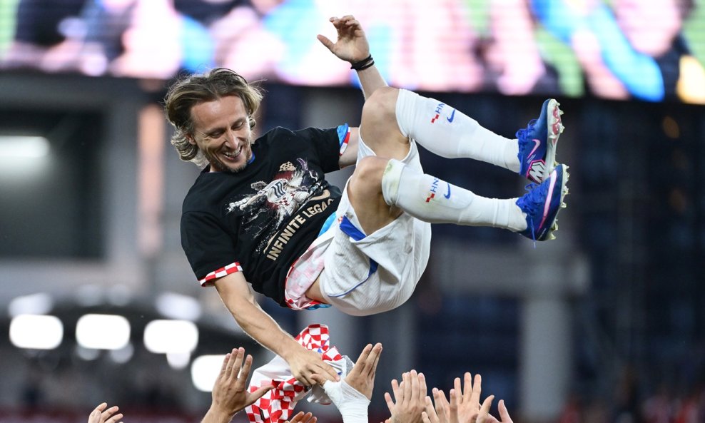 Luka Modrić na rukama suigrača za 200. nastup u dresu Vatrenih