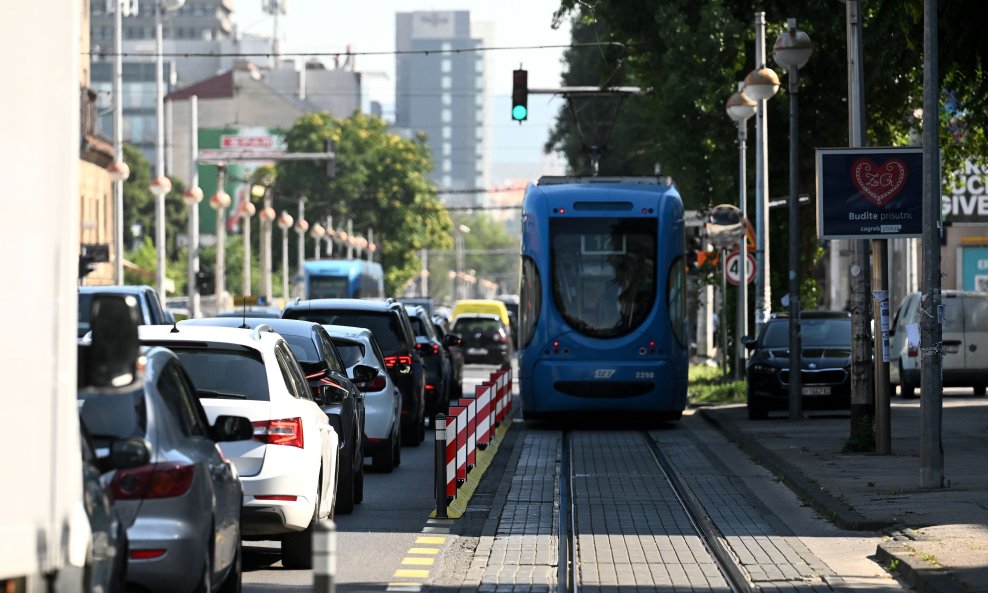 Fizička barijera na žutoj traci