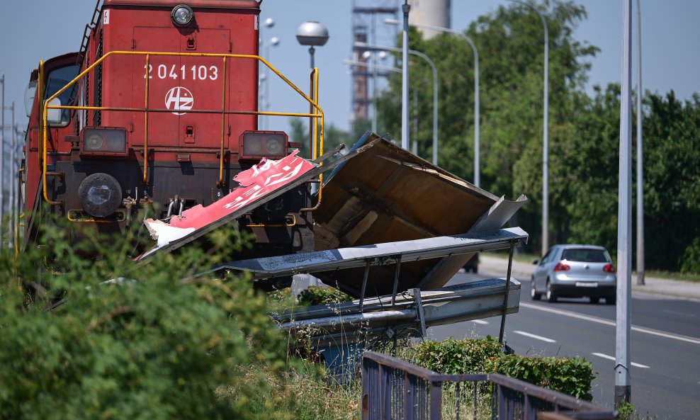 Vlak u Gajnicama završio u jumbo plakatu